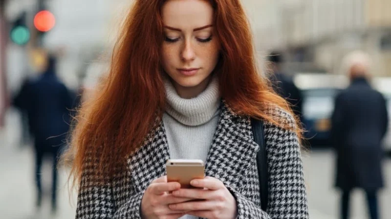 Falsos Funcionários de Cinema Aplicam Golpes e Furtam Celulares de Clientes em Filas em São Paulo