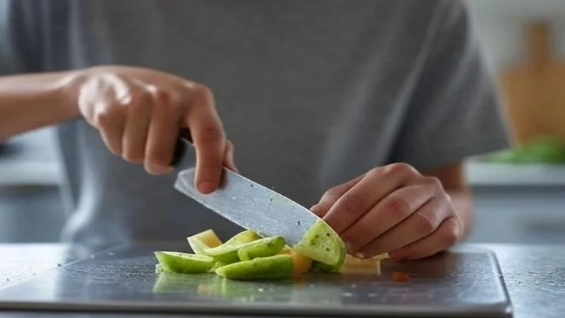 A Superioridade da Tábua de Inox: Por Que Ela Supera Madeira, Bambu, Plástico e Vidro!