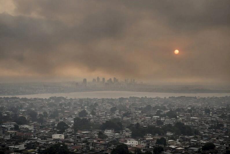 Incêndio em Manaus Segue com Focos Ativos e Fumaça Piora o Ar