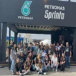 Jovens aprendizes da Espro vivenciam cobertura jornalística no Festival Interlagos 2025 a convite da PETRONAS